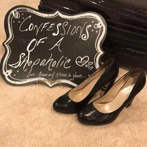 Black leather Nine West Pumps